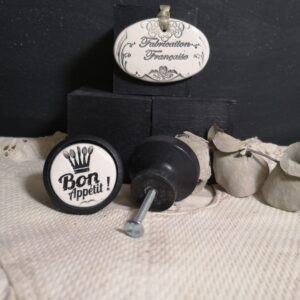 Bouton poignée meuble button handle tiroir porte artisanal original pub Bon Appétit couleur bois noir