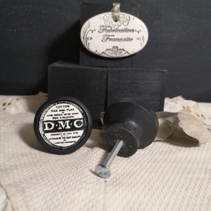 Bouton poignée meuble button handle tiroir porte artisanal original pub DMC couleur bois noir