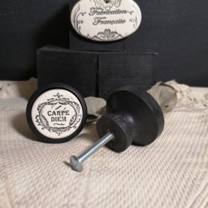 Bouton poignée meuble button handle tiroir porte artisanal original Carpe Diem couleur bois noir