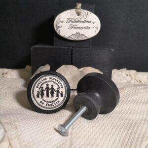 bouton-poignee-meuble-button-handle-tiroir-porte-artisanal-original-pub-cuisine-inscription-chambre-petites-histoires-ceramique-creme-bois-noir