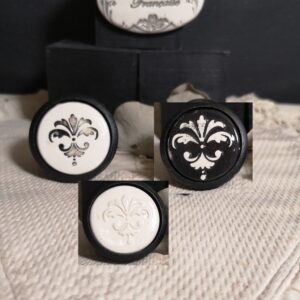 Bouton poignee meuble de tiroir ou porte artisanal original pour cuisine salle de bain chambre bureau ou autre Fleur de Lys en céramique présentation bois noir
