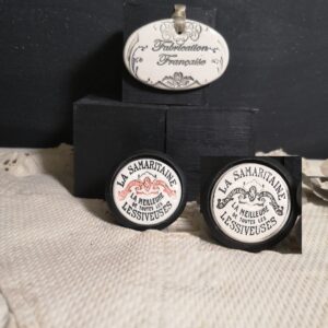 Bouton poignee meuble de tiroir ou porte artisanal original pour cuisine salle de bain chambre bureau ou autre La Samaritaine en céramique présentation bois noir