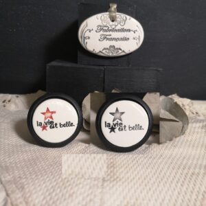 Bouton poignee meuble de tiroir ou porte artisanal original pour cuisine salle de bain chambre bureau ou autre la vie est belle en céramique présentation bois noir
