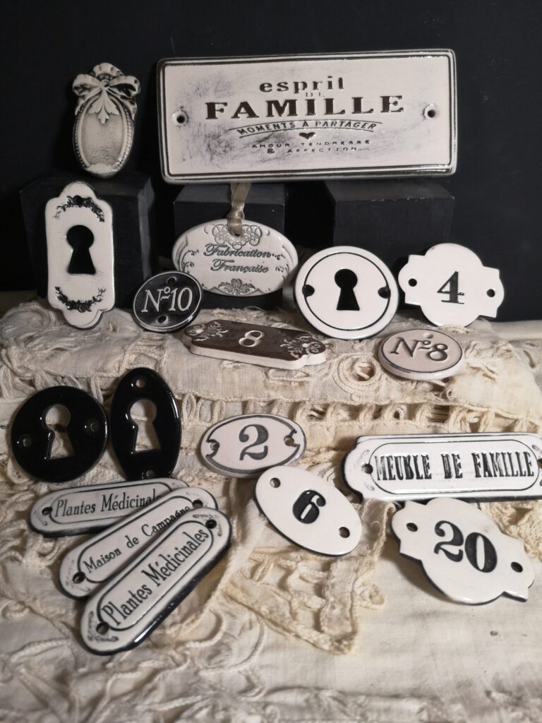 PLAQUES ÉMAILLÉES EN CÉRAMIQUE