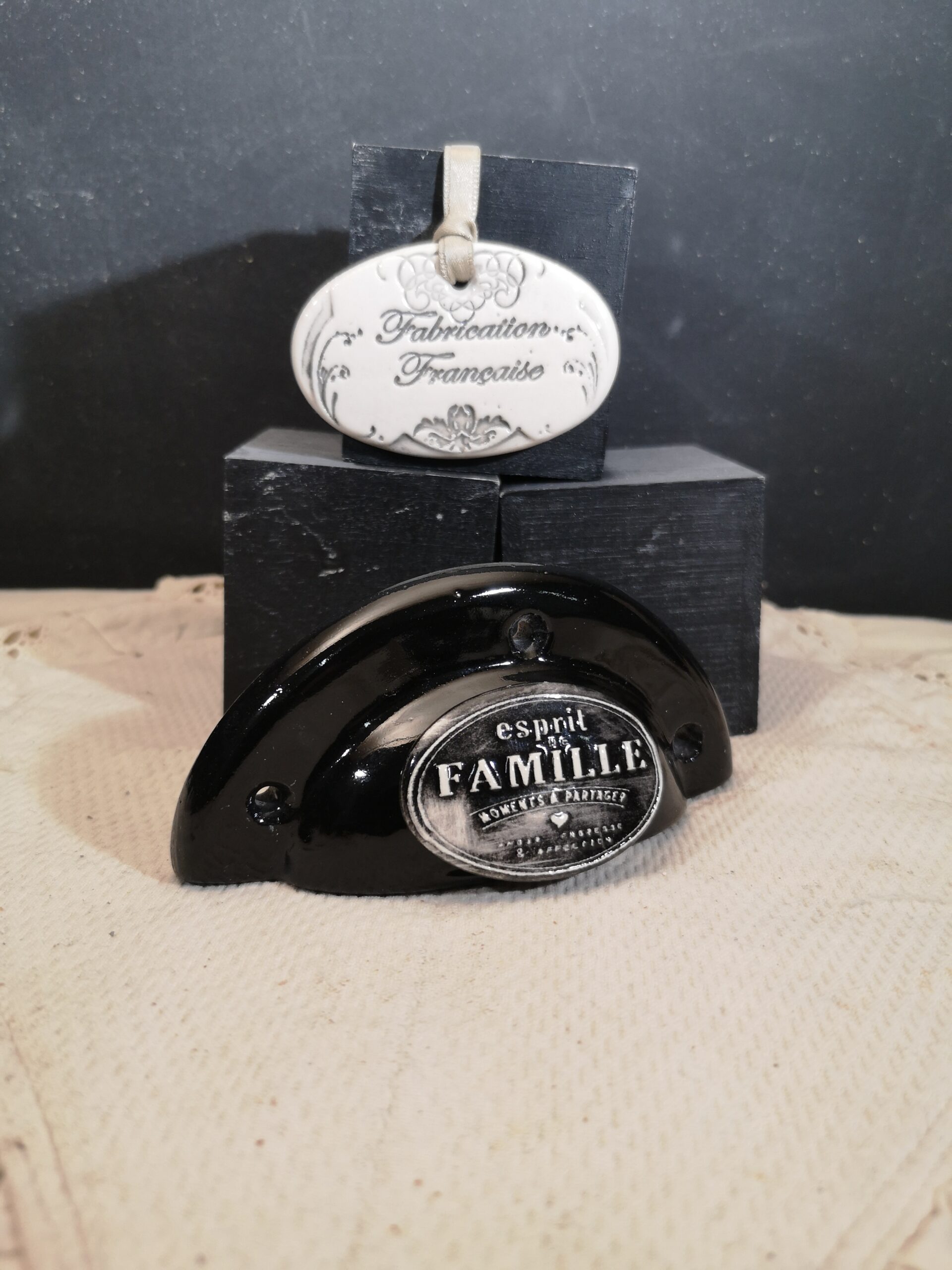 Poignée coquille meuble de tiroir ou porte artisanal original pour cuisine salle de bain chambre bureau ou autre Esprit de famille en céramique poignée noire ovale noire